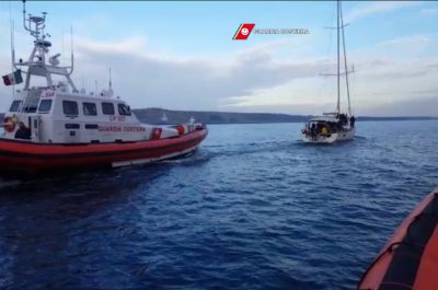 "Sos" dalla nave dei migranti: "Aiutateci". Salvate 91 persone, tra cui una neonata. In manette gli scafisti - Corriere Salentino