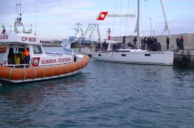 "Sos" dalla nave dei migranti: "Aiutateci". Salvate 91 persone, tra cui una neonata. In manette gli scafisti - Corriere Salentino