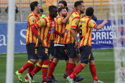 Il Lecce batte la Vibonese e resta solo al comando - Corriere Salentino