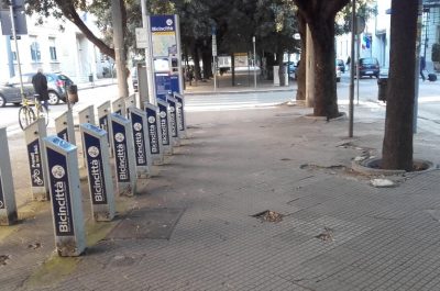 Viale Oronzo Quarta a Lecce: buche, dossi e alberi non potati. D'Agata: "Immagine negativa per il Salento" - Corriere Salentino