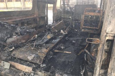 Fuoco nel cortile della scuola comunale, ambulanza distrutta dalle fiamme - Corriere Salentino