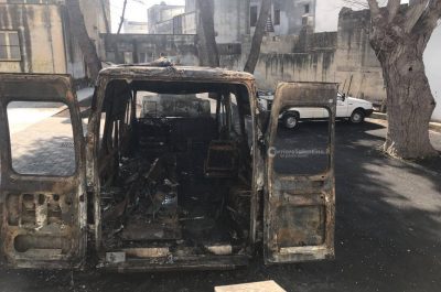 Fuoco nel cortile della scuola comunale, ambulanza distrutta dalle fiamme - Corriere Salentino