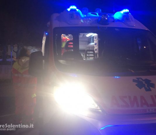 Vede il fidanzato “confuso” sul divano e allerta il 118 ma il compagno si scaglia contro i soccorritori e i carabinieri