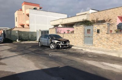 Notte di fuoco a Cavallino, ignoti appiccano le fiamme ad un'Alfa e scappano - Corriere Salentino