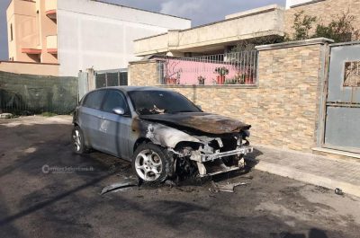 Notte di fuoco a Cavallino, ignoti appiccano le fiamme ad un'Alfa e scappano - Corriere Salentino