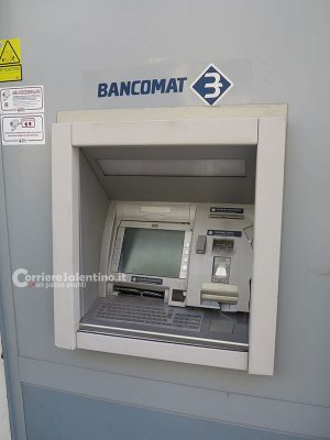 Colpo da 90mila euro, malviventi fuggono con la cassa del bancomat - Corriere Salentino