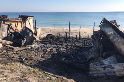 Distrutto dalle fiamme il lido Buena Ventura, misterioso incendio sulla litoranea - Corriere Salentino