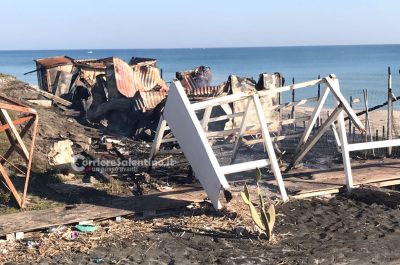 Distrutto dalle fiamme il lido Buena Ventura, misterioso incendio sulla litoranea - Corriere Salentino