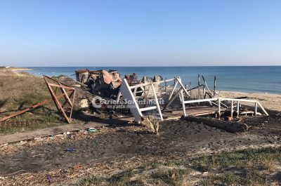 Distrutto dalle fiamme il lido Buena Ventura, misterioso incendio sulla litoranea - Corriere Salentino