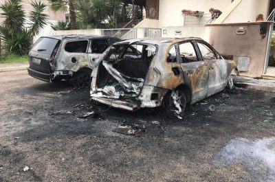 Fiamme nella notte a Cavallino: bruciata l’auto di un imprenditore - Corriere Salentino