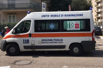 Infarto lo stronca al volante ed abbatte palo pubblicitario, muore professore di 65 anni - Corriere Salentino