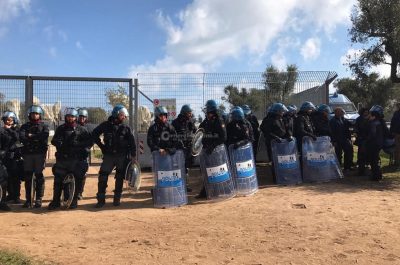 Tap: via libera all' espianto degli ulivi, polizia forza sit-in - Corriere Salentino