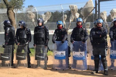 Tap: via libera all' espianto degli ulivi, polizia forza sit-in - Corriere Salentino