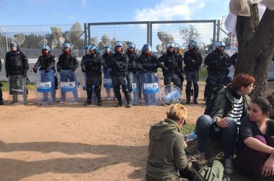 Tap: via libera all' espianto degli ulivi, polizia forza sit-in - Corriere Salentino