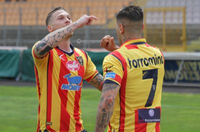 Il Lecce torna a vincere ma Padalino è duramente contestato con fischi e cori: “Vattene” - Corriere Salentino