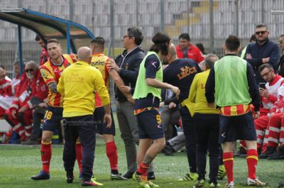 Il Lecce torna a vincere ma Padalino è duramente contestato con fischi e cori: “Vattene” - Corriere Salentino