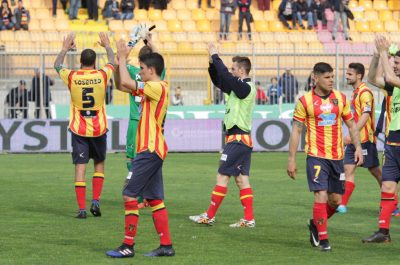 Il Lecce torna a vincere ma Padalino è duramente contestato con fischi e cori: “Vattene” - Corriere Salentino