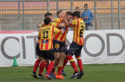 Il Lecce torna a vincere ma Padalino è duramente contestato con fischi e cori: “Vattene” - Corriere Salentino