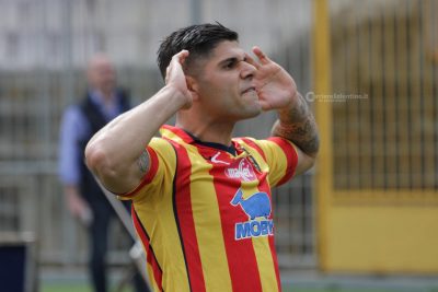 Il Lecce torna a vincere ma Padalino è duramente contestato con fischi e cori: “Vattene” - Corriere Salentino