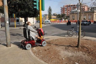 Lecce, via Leuca inaccessibile ai disabili in carrozzina. Lo Sportello dei Diritti: "Un fiasco pazzesco per l'amministrazione cittadina" - Corriere Salentino