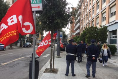 Lo strazio di Alba Service, 22 mensilità arretrate e continui ritardi: oltre cento famiglie nel limbo. Nuova protesta davanti all'Inps - Corriere Salentino