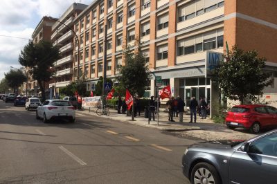 Lo strazio di Alba Service, 22 mensilità arretrate e continui ritardi: oltre cento famiglie nel limbo. Nuova protesta davanti all'Inps - Corriere Salentino