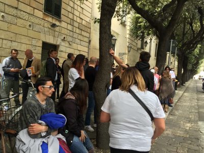 "Faremo guerra fino all'ultimo ulivo". I no Tap bloccano la strada davanti alla prefettura - Corriere Salentino