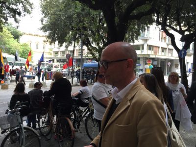 "Faremo guerra fino all'ultimo ulivo". I no Tap bloccano la strada davanti alla prefettura - Corriere Salentino