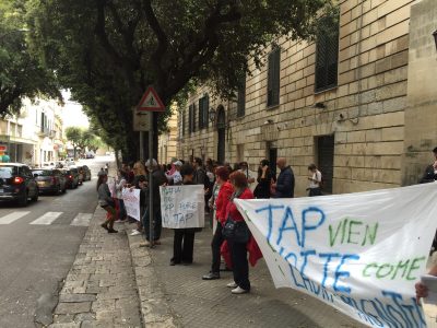 "Faremo guerra fino all'ultimo ulivo". I no Tap bloccano la strada davanti alla prefettura - Corriere Salentino