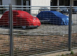 Fiamme a Melissano, due incendi mandano in fumo quattro auto: un arresto