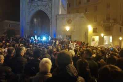 I “No Tap” invadono piazza Sant'Oronzo per dire no al gasdotto - Corriere Salentino