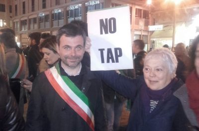 I “No Tap” invadono piazza Sant'Oronzo per dire no al gasdotto - Corriere Salentino