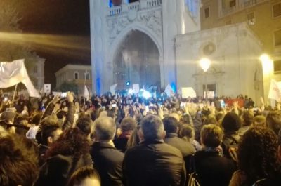 I “No Tap” invadono piazza Sant'Oronzo per dire no al gasdotto - Corriere Salentino