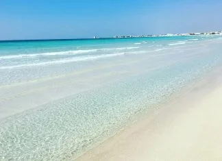 Da domani sì al mare anche con famiglia, ma se vi sdraiate al sole potreste essere multati