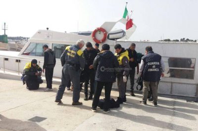 Sbarco di migranti: oltre un centinaio al largo di Leuca - Corriere Salentino