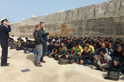 Sbarco di migranti: oltre un centinaio al largo di Leuca - Corriere Salentino