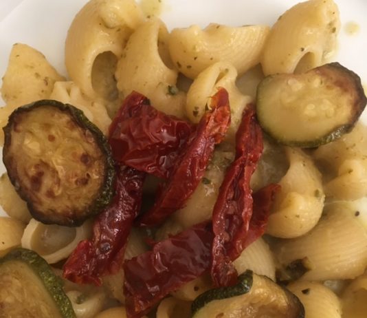 La ricetta del giorno: Pipe rigate con crema di zucchine e pomodori secchi