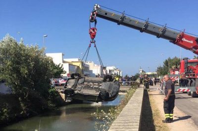 Sbaglia la manovra e si ribalta nel canale: paura in mattinata a Torre San Giovanni - Corriere Salentino