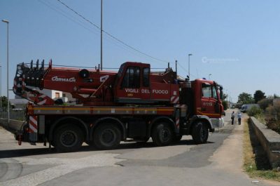 Sbaglia la manovra e si ribalta nel canale: paura in mattinata a Torre San Giovanni - Corriere Salentino