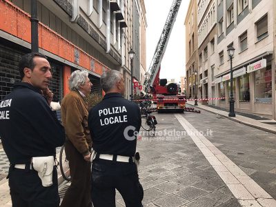 Cadono calcinacci da un palazzo, pedoni sfiorati - Corriere Salentino