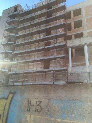 Il mostro incompiuto di Gallipoli, con gru inclusa, continua a sovrastare una delle più belle spiagge del Salento - Corriere Salentino