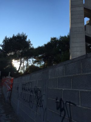 Il mostro incompiuto di Gallipoli, con gru inclusa, continua a sovrastare una delle più belle spiagge del Salento - Corriere Salentino