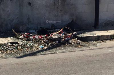 Lo "strano fenomeno" dei cassonetti incendiati, a Surbo diventa quasi un'emergenza: e scatta la denuncia - Corriere Salentino