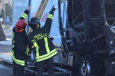 In fiamme camioncino dei panini in pieno giorno: ingenti i danni - Corriere Salentino
