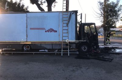 In fiamme camioncino dei panini in pieno giorno: ingenti i danni - Corriere Salentino