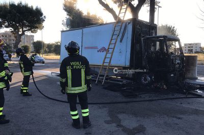 In fiamme camioncino dei panini in pieno giorno: ingenti i danni - Corriere Salentino
