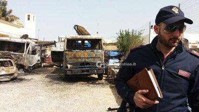 Attentato incendiario a Taurisano, otto mezzi distrutti dalle fiamme. Rinvenuto il tappo di una tanica - Corriere Salentino