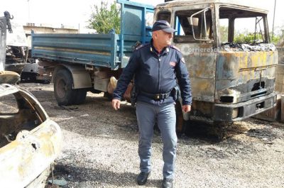 Attentato incendiario a Taurisano, otto mezzi distrutti dalle fiamme. Rinvenuto il tappo di una tanica - Corriere Salentino