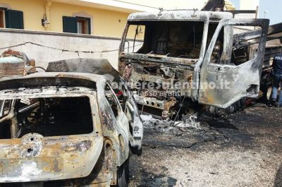 Attentato incendiario a Taurisano, otto mezzi distrutti dalle fiamme. Rinvenuto il tappo di una tanica - Corriere Salentino