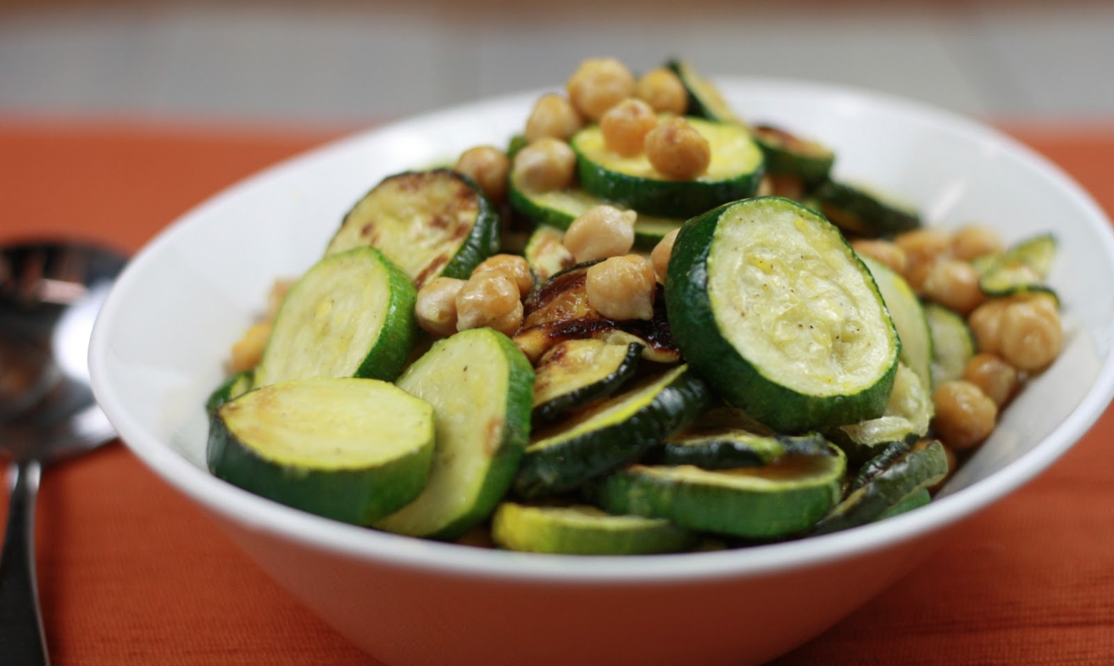 La ricetta del giorno: Insalata di ceci e zucchine - Corriere Salentino ...